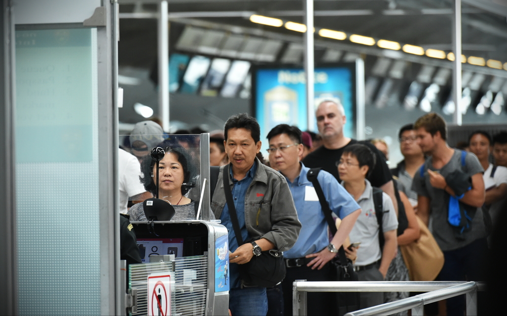 Tourists arrival in the U.S. face long lines